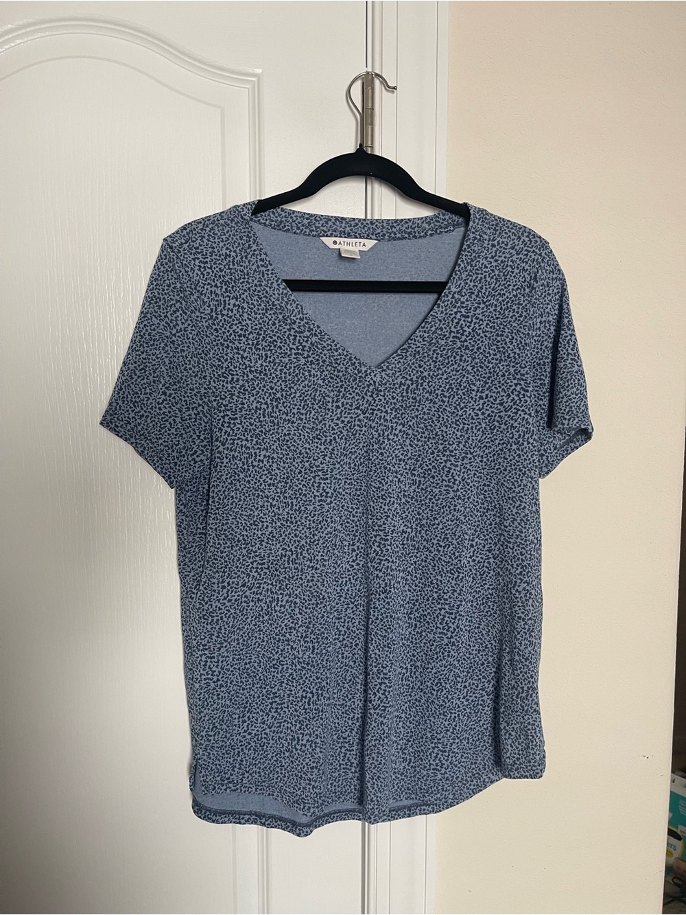 Athleta Breezy Scoop V Neck Tee with Navy Micro Leopard Print Size Large